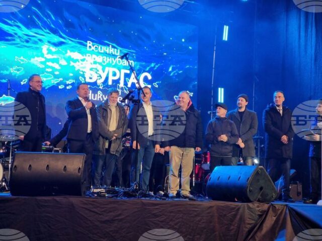 С помощта на QR код бургазлии участваха във включването на светлините на коледната елха в Бургас