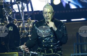 (СНИМКИ)
                                                                                                Феновете на Тил Линдеман в София: Той пее за всичко, от което се срамуваме или не искаме да говорим