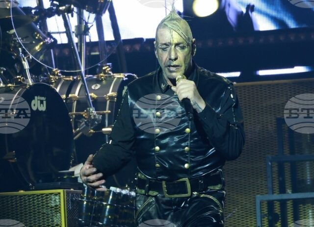 (СНИМКИ)
                                                                                                Феновете на Тил Линдеман в София: Той пее за всичко, от което се срамуваме или не искаме да говорим