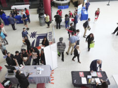 Свободните работни места в САЩ нараснаха леко през октомври, достигайки почти 7,7 милиона Свободните работни места в САЩ нараснаха леко през октомври, достигайки почти 7,7 милиона