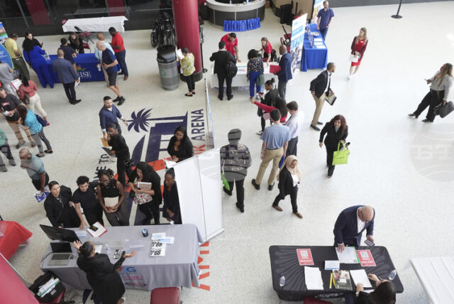 Свободните работни места в САЩ нараснаха леко през октомври, достигайки Свободните работни места в САЩ нараснаха леко през октомври, достигайки почти 7,7 милиона