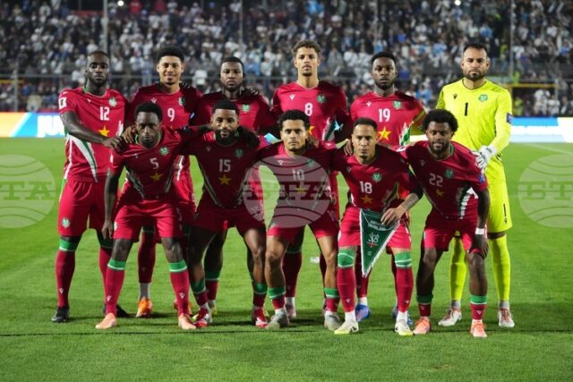 Селекционерът на националния отбор на Суринам по футбол Стенли Мензо изненадващо подаде оставка преди баражите за място на Световното първенство