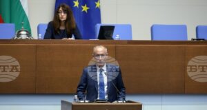 Според европейска директива, базовото обучение по „Дентална медицина“ включва курс на теоретично и практическо обучение, каза министърът в оставка Красимир Вълчев