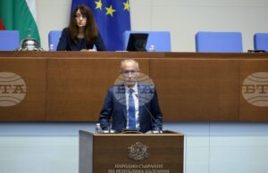 Според европейска директива, базовото обучение по „Дентална медицина“ включва курс на теоретично и практическо обучение, каза министърът в оставка Красимир Вълчев