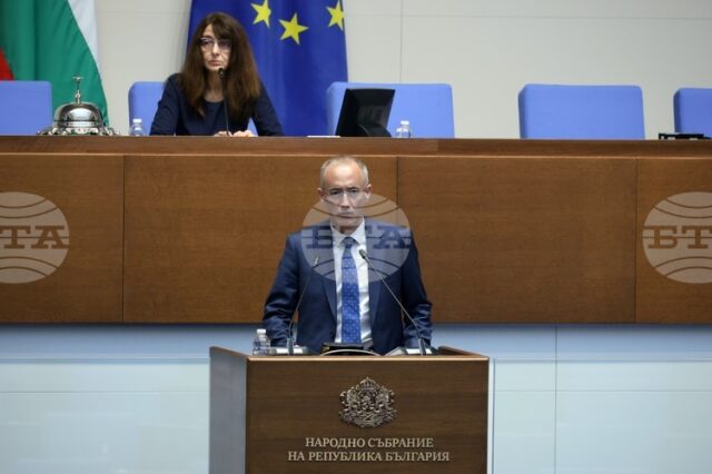 Според европейска директива, базовото обучение по „Дентална медицина“ включва курс на теоретично и практическо обучение, каза министърът в оставка Красимир Вълчев