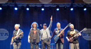 Стефан Вълдобрев и „Обичайните заподозрени“ делиха сцена с деца и младежи във Велико Търново