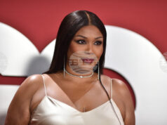 Съд в САЩ отхвърли обвинения срещу певицата Лизо, че е уволнила три танцьорки заради теглото им Съд в САЩ отхвърли обвинения срещу певицата Лизо, че е уволнила три танцьорки заради теглото им