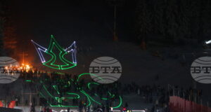 Със светлинно и факелно шоу, музикална програма и забавления за най-малките бе открит зимният сезон в Боровец