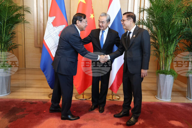 Тайланд и Камбоджа се споразумяха да "укрепят примирието" по време на преговори в Китай