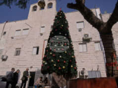 Трима палестинци бяха задържани във връзка с палеж на коледна елха пред католическа църква на Западния бряг