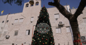 Трима палестинци бяха задържани във връзка с палеж на коледна елха пред католическа църква на Западния бряг