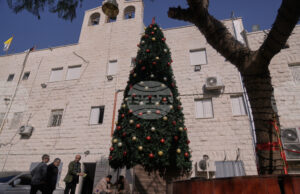 Трима палестинци бяха задържани във връзка с палеж на коледна елха пред католическа църква на Западния бряг