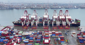 Чуждите инвестиции в Китай спадат с близо 30 на сто през първите десет месеца на годината