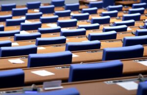 Удължителният закон за бюджета влиза в пленарна зала Народно събрание