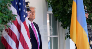 Украинският президент Зеленски пристига във Флорида, за да се опита да спечели подкрепата на Доналд Тръмп за мирния си план