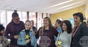 Учениците от 107-мо училище „Хан Крум“ организираха коледен базар за събиране на средства за двумесечната Михаела, страдаща от левкемия