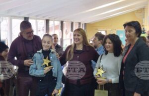 Учениците от 107-мо училище „Хан Крум“ организираха коледен базар за събиране на средства за двумесечната Михаела, страдаща от левкемия