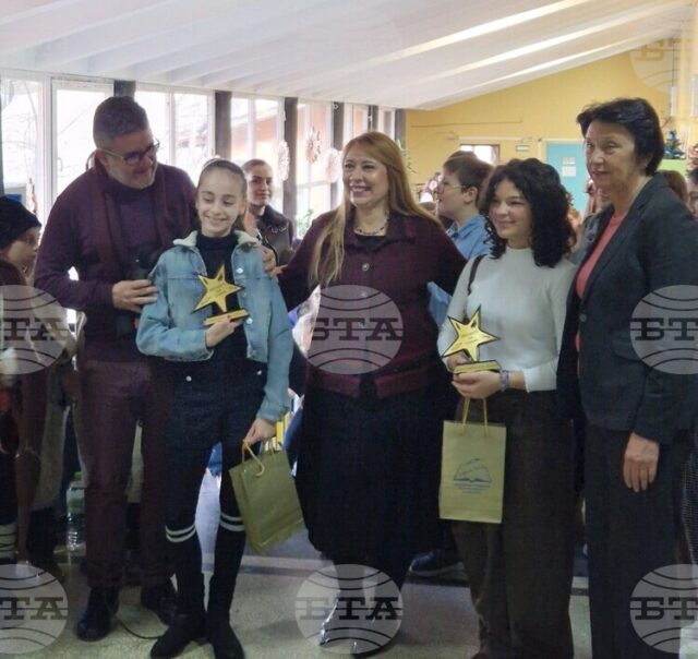 Учениците от 107-мо училище „Хан Крум“ организираха коледен базар за събиране на средства за двумесечната Михаела, страдаща от левкемия