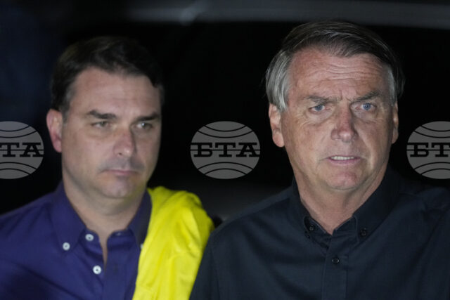 Флавио Болсонаро заяви, че ще отстоява по-умерени позиции от баща си Жаир в кампанията си за президентските избори в Бразилия