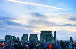 Хиляди хора се събраха край Стоунхендж за зимното слънцестоене