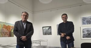 Художникът Петър Лазаров се срещна с ценители на изкуството в Добрич и направи презентация за гравюрата върху дърво