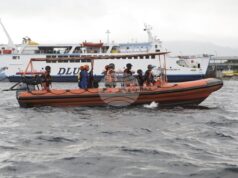 Четирима испански туристи са в неизвестност след като туристическа лодка в Индонезия потъна Четирима испански туристи са в неизвестност след като туристическа лодка в Индонезия потъна