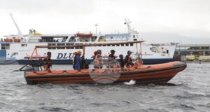 Четирима испански туристи са в неизвестност след като туристическа лодка в Индонезия потъна