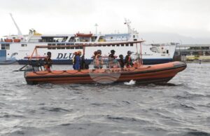 Четирима испански туристи са в неизвестност след като туристическа лодка в Индонезия потъна