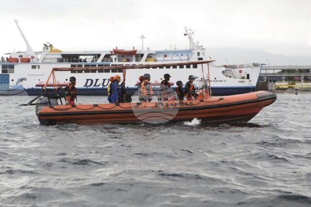 Четирима испански туристи са в неизвестност след като туристическа лодка в Индонезия потъна