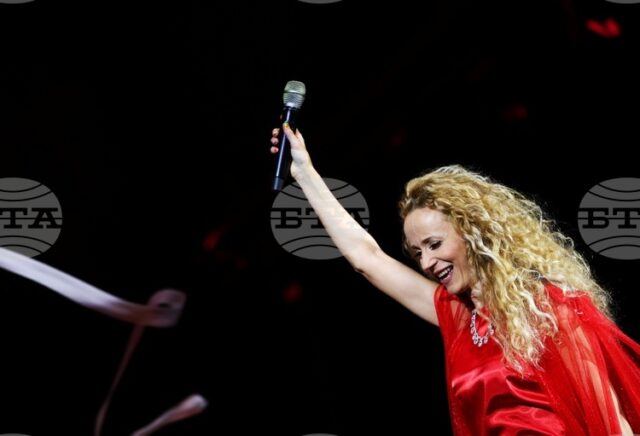 „Гиздава" е песен, която написах за моята дъщеря, затова така „Гиздава" е песен, която написах за моята дъщеря, затова така се казва и моето турне, каза певицата Деси Добрева