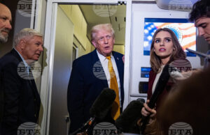 Президентът на САЩ Доналд Тръмп говори с репортери на борда на самолета си "Еър Форс 1"