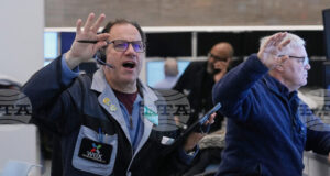 Nasdaq спада рязко под натиска на поевтиняването на акциите на големите технологични компании