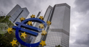 Ако еврото продължава да поскъпва спрямо долара, може да се наложи ЕЦБ да обмисли ново намаление на лихвите, заяви австрийският централен банкер