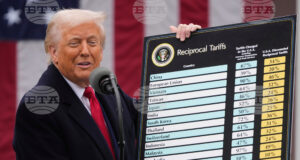 Доналд Тръмп показва таблицата с първоначалните митнически ставки на 2 април, 2025 г.