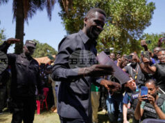 Армията в Уганда отрече твърдения, че ден след президентските избори е отвлякла кандидата на опозицията Боби Уайн