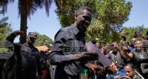 Армията в Уганда отрече твърдения, че ден след президентските избори е отвлякла кандидата на опозицията Боби Уайн