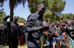 Армията в Уганда отрече твърдения, че ден след президентските избори е отвлякла кандидата на опозицията Боби Уайн