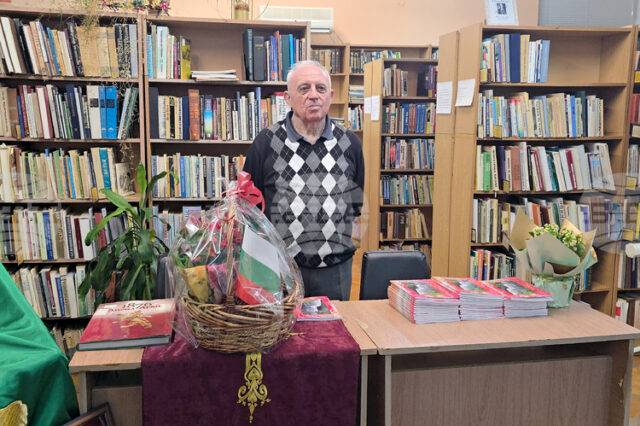 Асен Дипчев, правнукът на Райна Княгиня, представи в Панагюрище преиздадената си стихосбирка „Вода и Кръв“