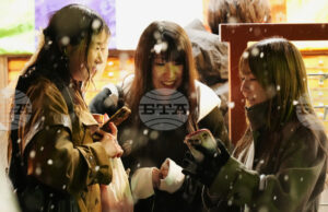 Близо 40 на сто от младите японци предпочитат новогодишните подаръци да са под формата на електронен превод, но средната сума за „отошидама“ намалява тази година