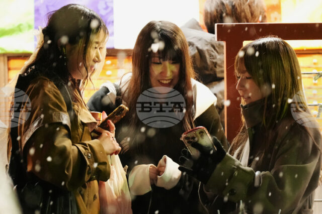 Близо 40 на сто от младите японци предпочитат новогодишните подаръци да са под формата на електронен превод, но средната сума за „отошидама“ намалява тази година