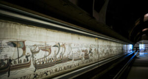 Британският музей се опита да успокои притесненията на художника Дейвид Хокни относно преместването на гоблена от Байо