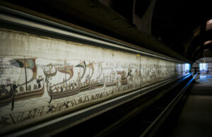 Британският музей се опита да успокои притесненията на художника Дейвид Хокни относно преместването на гоблена от Байо Британският музей се опита да успокои притесненията на художника Дейвид Хокни относно преместването на гоблена от Байо