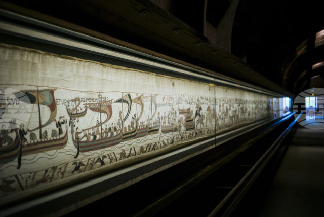 Британският музей се опита да успокои притесненията на художника Дейвид Хокни относно преместването на гоблена от Байо