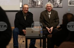 В книгата си „Излишни" Антоан Божинов показва правозащитна фотография на хора в риск, каза доц. Георги Лозанов