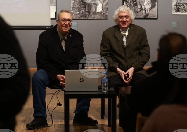 В книгата си „Излишни" Антоан Божинов показва правозащитна фотография на хора в риск, каза доц. Георги Лозанов