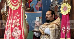 Всичко материално остава долу на земята, затова обичайте се, любовта спасява, каза в шуменския храм "Св. Три Светители" отец Иван