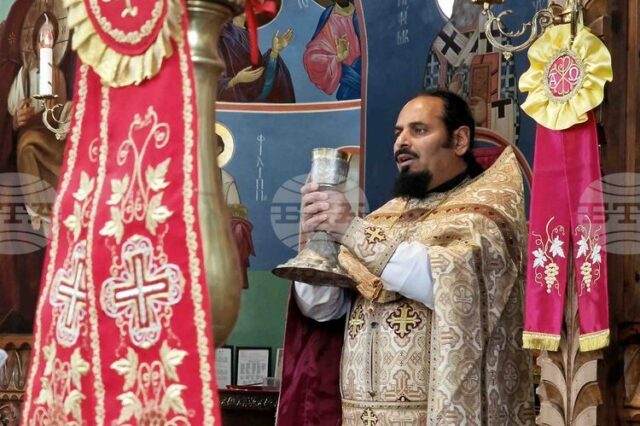 Всичко материално остава долу на земята, затова обичайте се, любовта спасява, каза в шуменския храм "Св. Три Светители" отец Иван