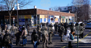 Федерални агенти охраняват мястото на днешната стрелба в Минеаполис. Снимка: AP