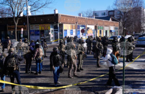 Федерални агенти охраняват мястото на днешната стрелба в Минеаполис. Снимка: AP