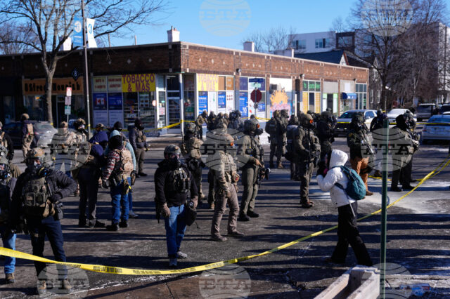 Федерални агенти охраняват мястото на днешната стрелба в Минеаполис. Снимка: AP